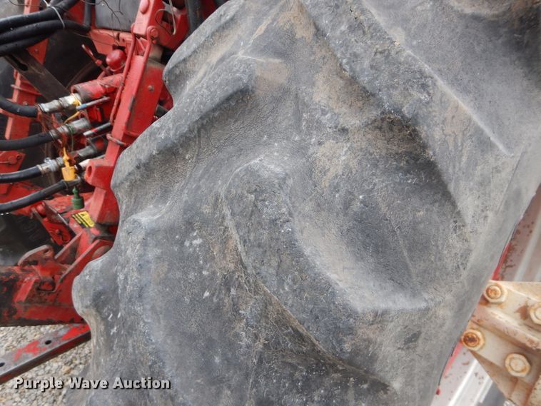 image for item DH2513 1981 International 1086 tractor