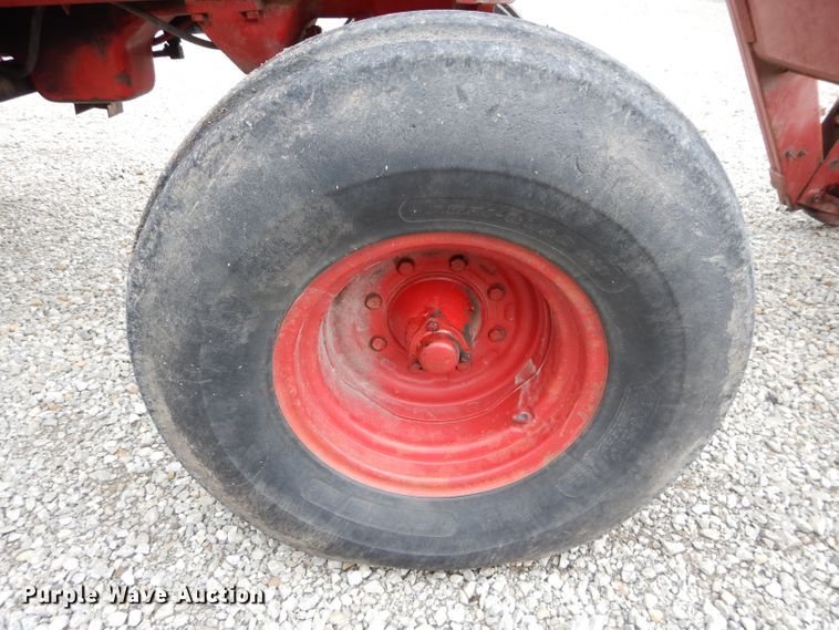 image for item DH2513 1981 International 1086 tractor