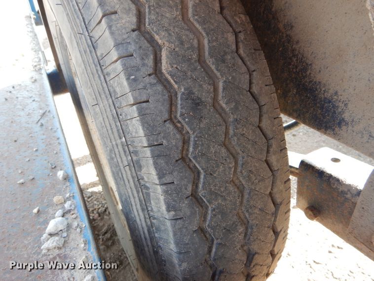 image for item DH6101 2002 Duo Lift 1400E sprayer trailer