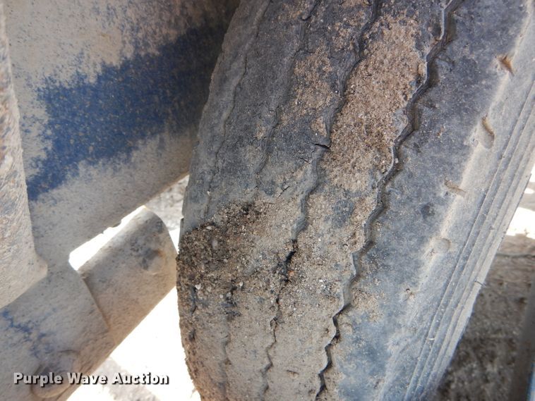 image for item DH6101 2002 Duo Lift 1400E sprayer trailer