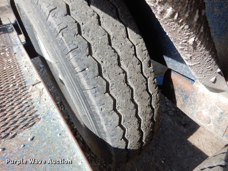 image for item DH6101 2002 Duo Lift 1400E sprayer trailer