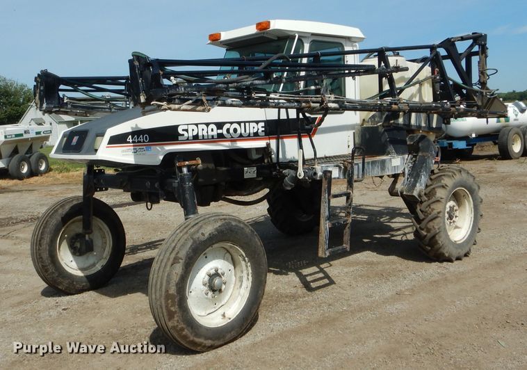 image for item DH6102 2002 SpraCoupe 4440 sprayer