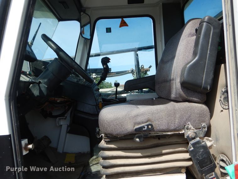 image for item DH6102 2002 SpraCoupe 4440 sprayer