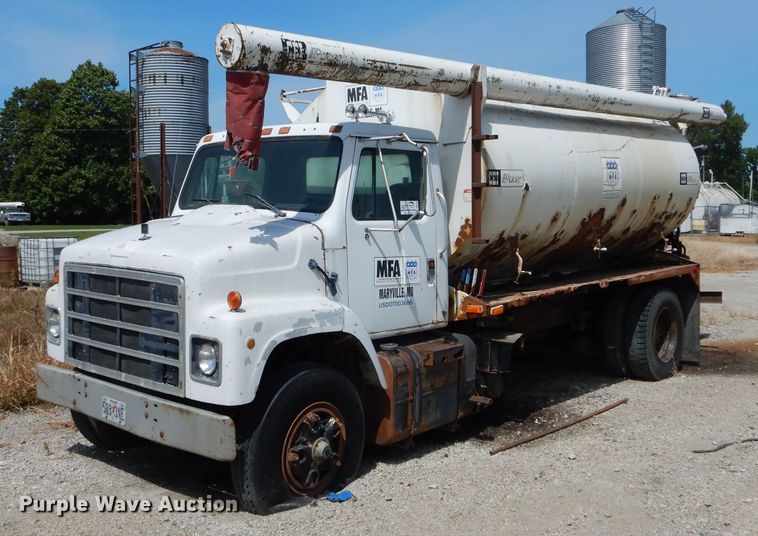 image for item DH6104 1986 International 2375 feed delivery truck