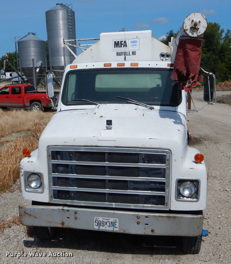 image for item DH6104 1986 International 2375 feed delivery truck