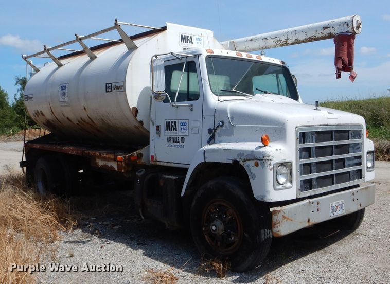 image for item DH6104 1986 International 2375 feed delivery truck