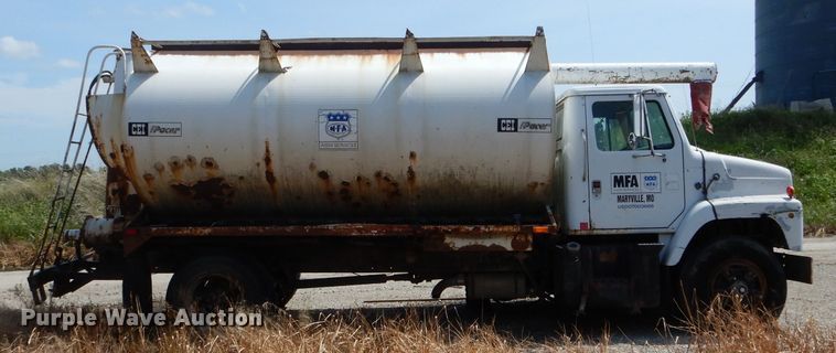 image for item DH6104 1986 International 2375 feed delivery truck