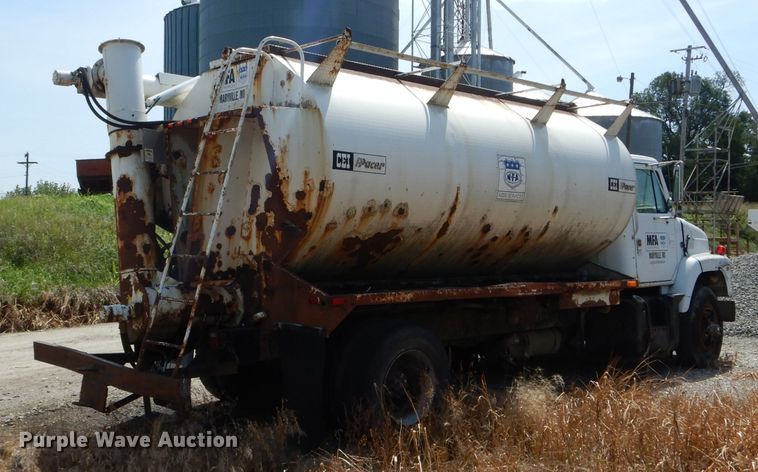 image for item DH6104 1986 International 2375 feed delivery truck