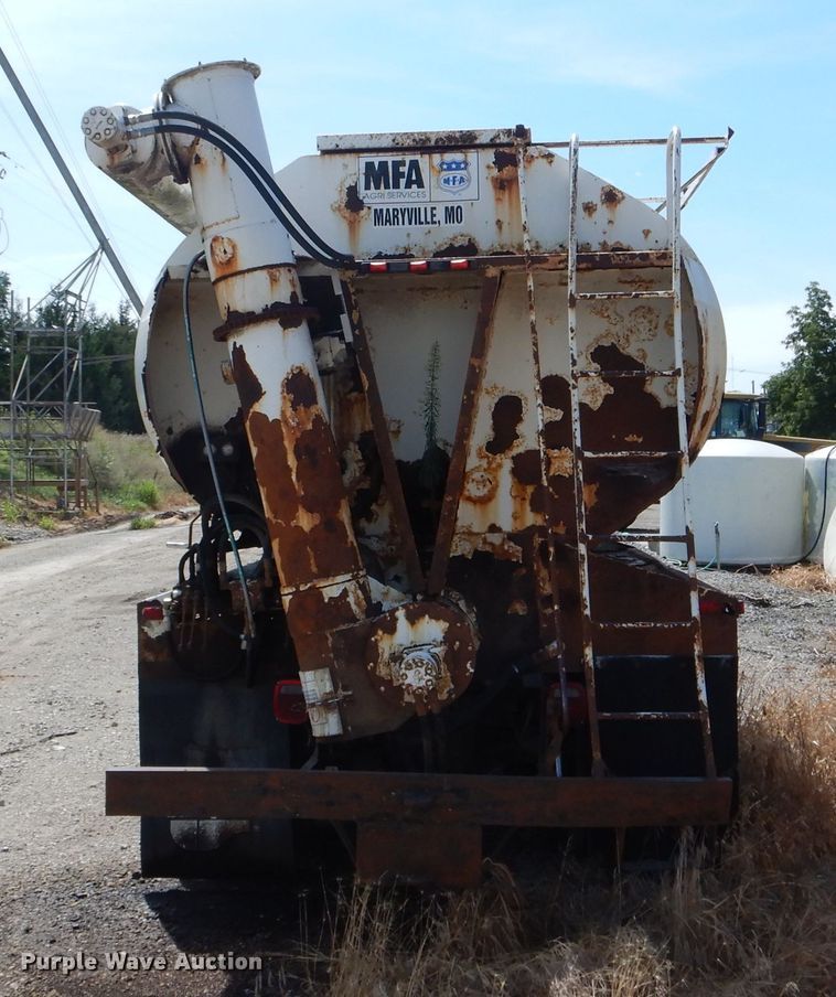 image for item DH6104 1986 International 2375 feed delivery truck