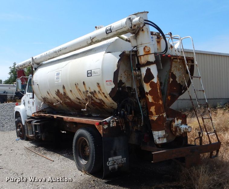 image for item DH6104 1986 International 2375 feed delivery truck