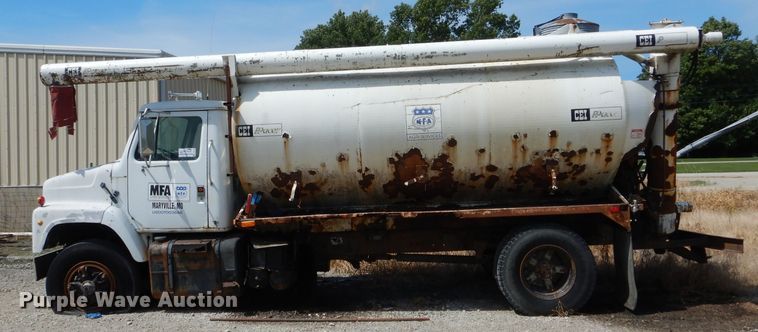 image for item DH6104 1986 International 2375 feed delivery truck