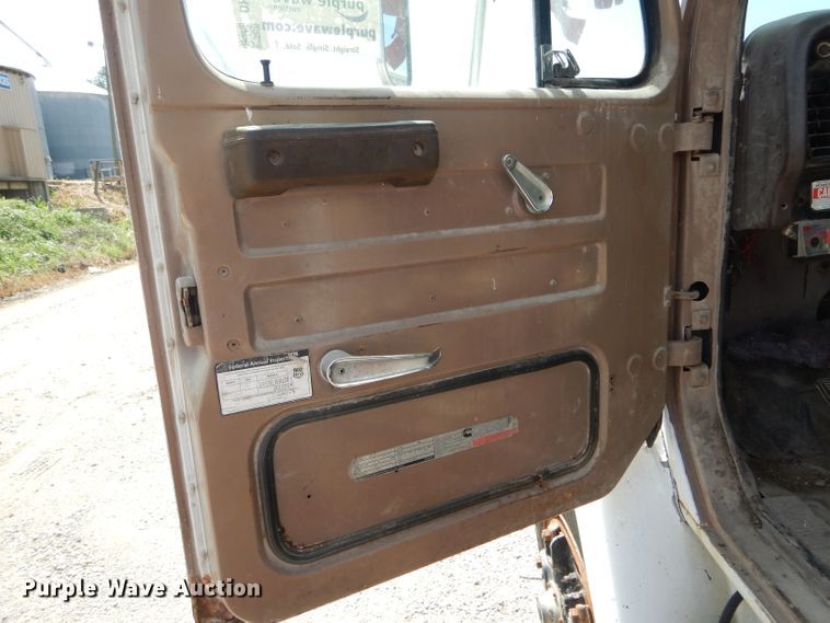 image for item DH6104 1986 International 2375 feed delivery truck