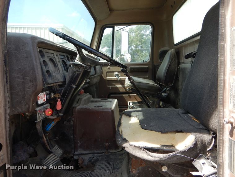 image for item DH6104 1986 International 2375 feed delivery truck