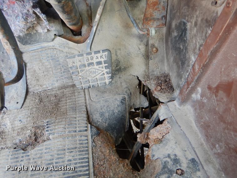 image for item DH6104 1986 International 2375 feed delivery truck