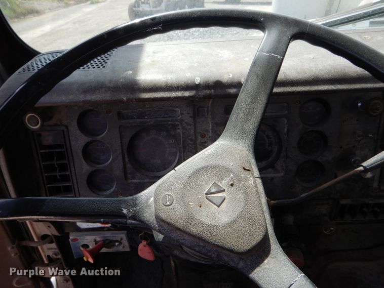 image for item DH6104 1986 International 2375 feed delivery truck