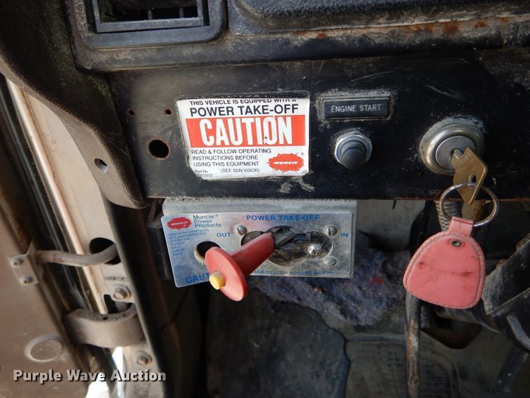 image for item DH6104 1986 International 2375 feed delivery truck