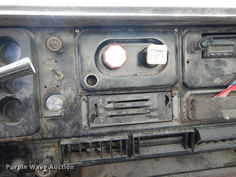 image for item DH6104 1986 International 2375 feed delivery truck