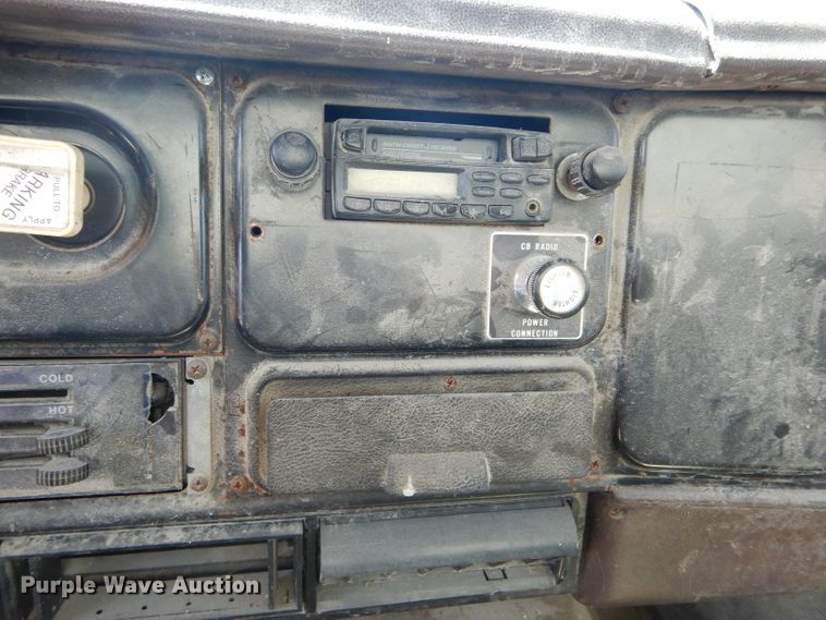 image for item DH6104 1986 International 2375 feed delivery truck