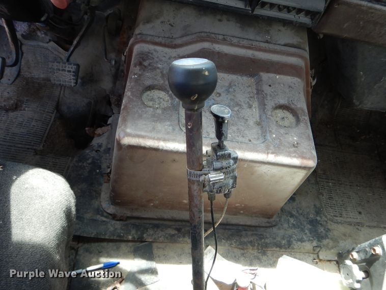 image for item DH6104 1986 International 2375 feed delivery truck