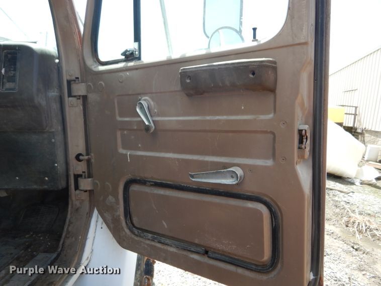 image for item DH6104 1986 International 2375 feed delivery truck