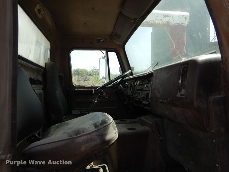 image for item DH6104 1986 International 2375 feed delivery truck