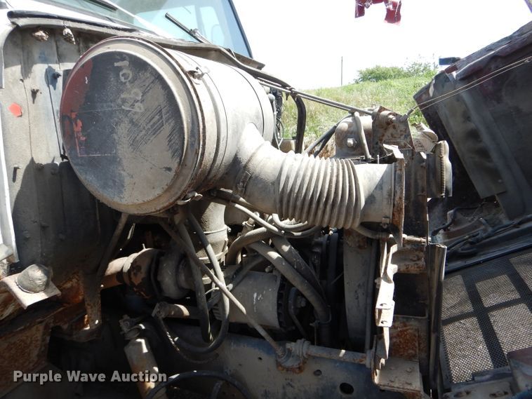 image for item DH6104 1986 International 2375 feed delivery truck