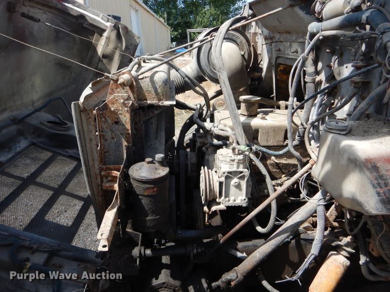 image for item DH6104 1986 International 2375 feed delivery truck