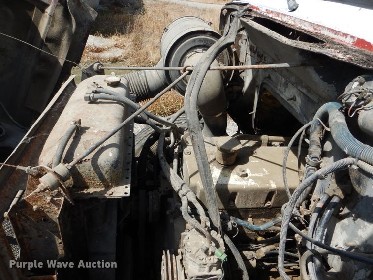 image for item DH6104 1986 International 2375 feed delivery truck