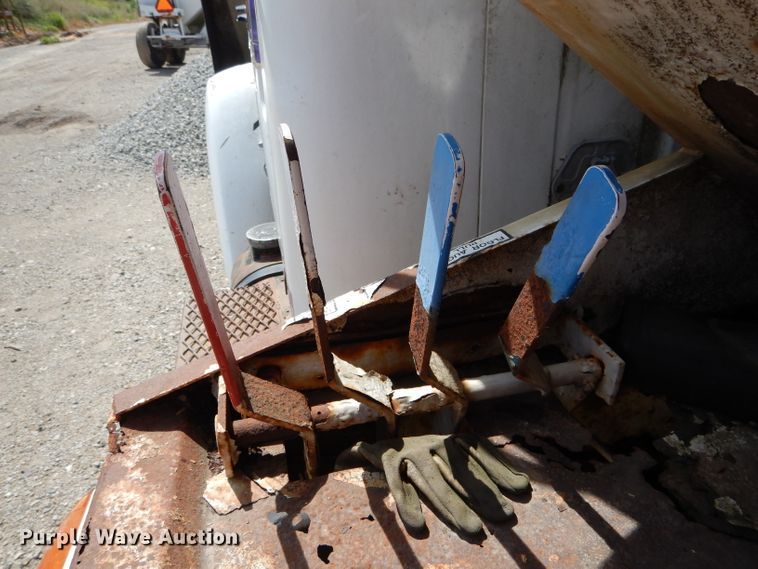 image for item DH6104 1986 International 2375 feed delivery truck