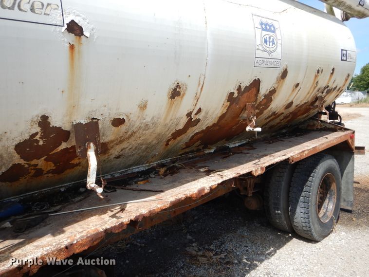 image for item DH6104 1986 International 2375 feed delivery truck