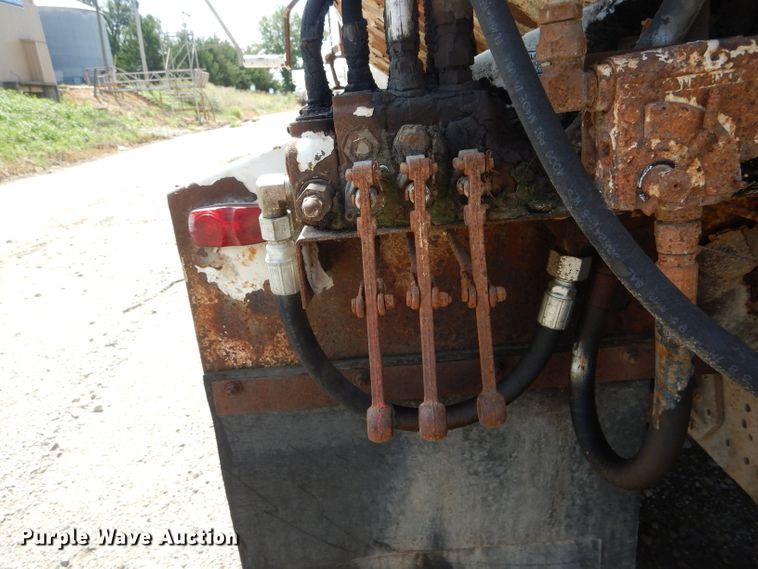 image for item DH6104 1986 International 2375 feed delivery truck