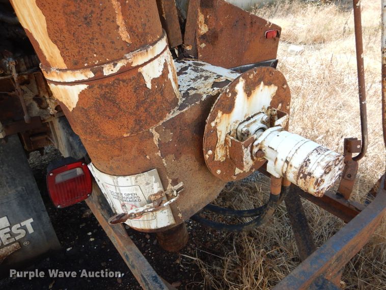 image for item DH6104 1986 International 2375 feed delivery truck