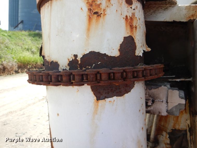 image for item DH6104 1986 International 2375 feed delivery truck