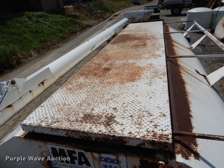 image for item DH6104 1986 International 2375 feed delivery truck