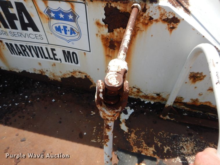 image for item DH6104 1986 International 2375 feed delivery truck