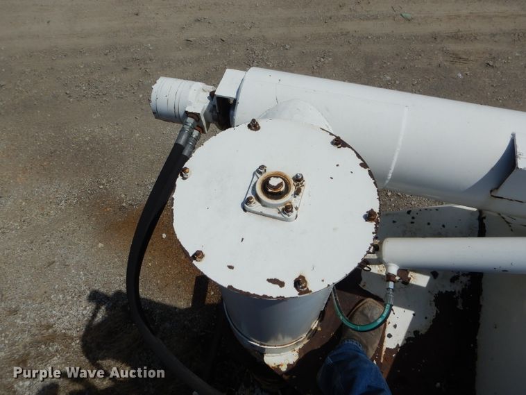 image for item DH6104 1986 International 2375 feed delivery truck