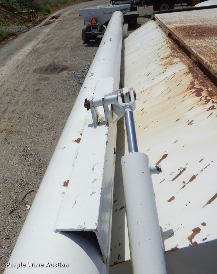 image for item DH6104 1986 International 2375 feed delivery truck