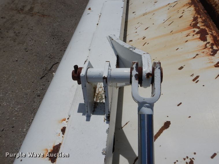 image for item DH6104 1986 International 2375 feed delivery truck