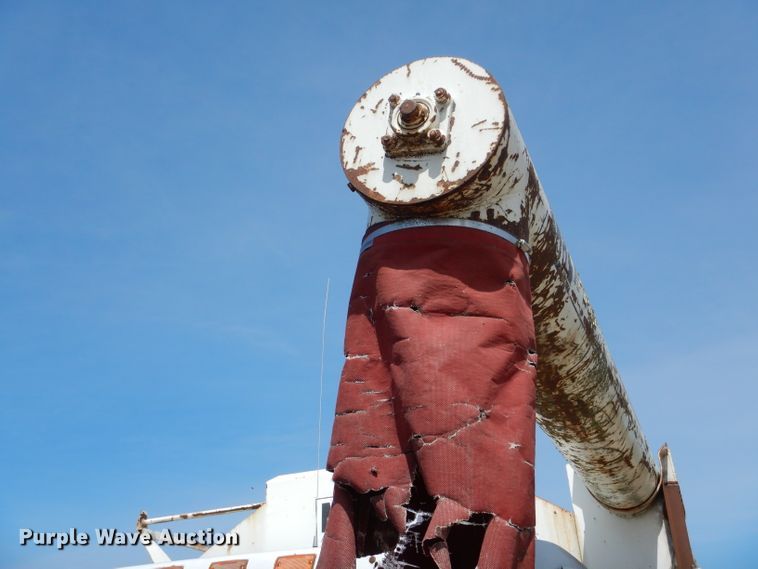 image for item DH6104 1986 International 2375 feed delivery truck