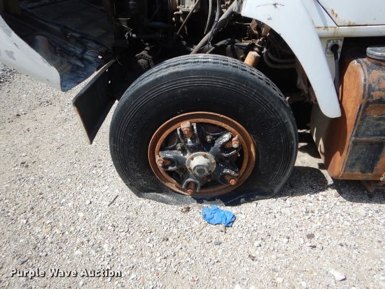 image for item DH6104 1986 International 2375 feed delivery truck