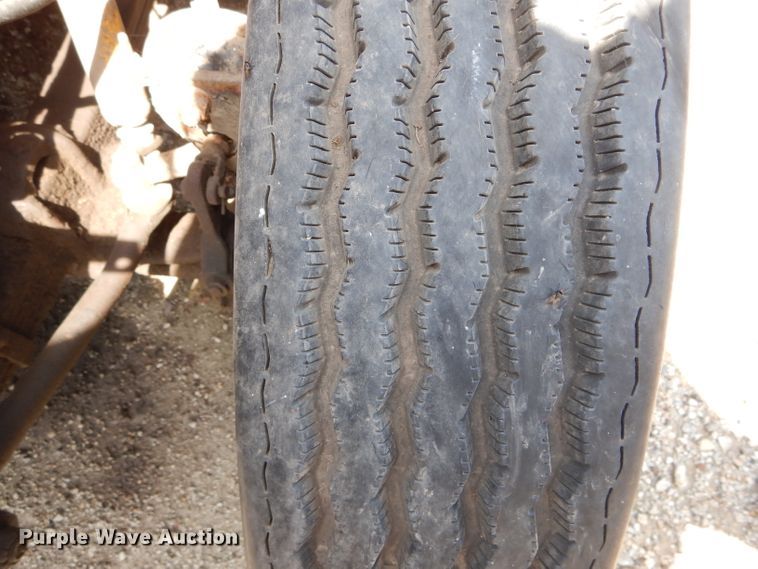 image for item DH6104 1986 International 2375 feed delivery truck