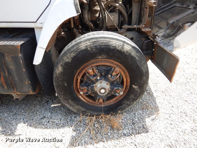 image for item DH6104 1986 International 2375 feed delivery truck