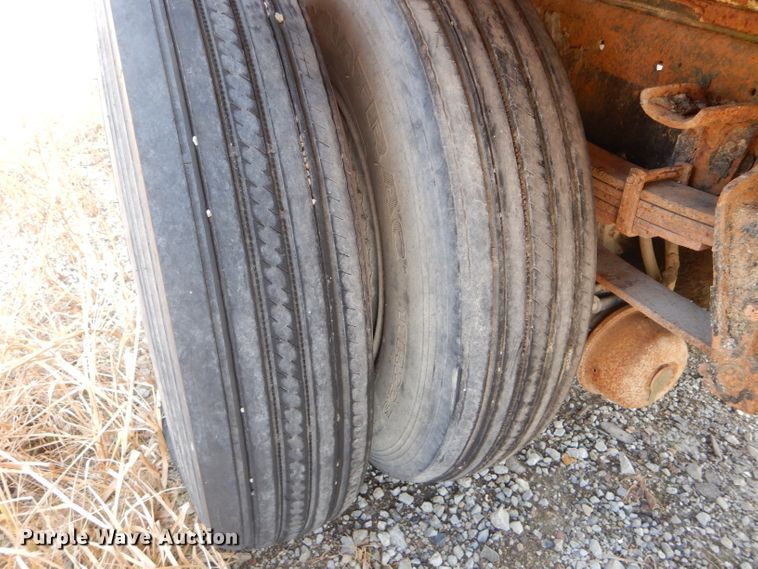 image for item DH6104 1986 International 2375 feed delivery truck