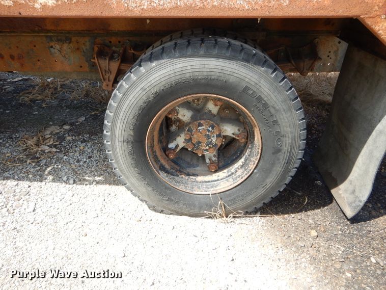 image for item DH6104 1986 International 2375 feed delivery truck