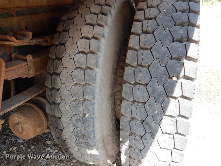 image for item DH6104 1986 International 2375 feed delivery truck