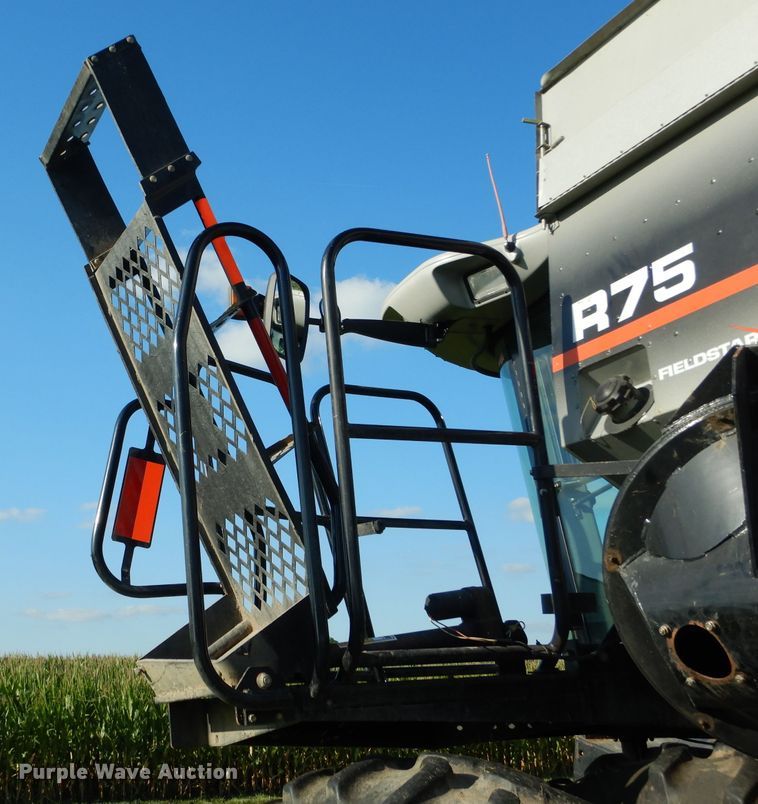 image for item DH6107 2003 Gleaner R75 Field Star RWA combine