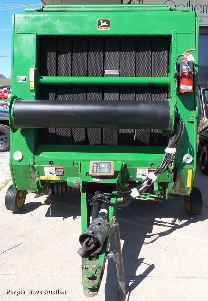 image for item EM9813 1997 John Deere 566 round baler
