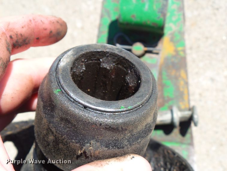 image for item EM9813 1997 John Deere 566 round baler