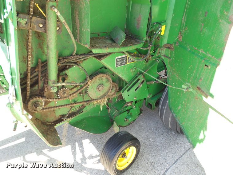 image for item EM9813 1997 John Deere 566 round baler