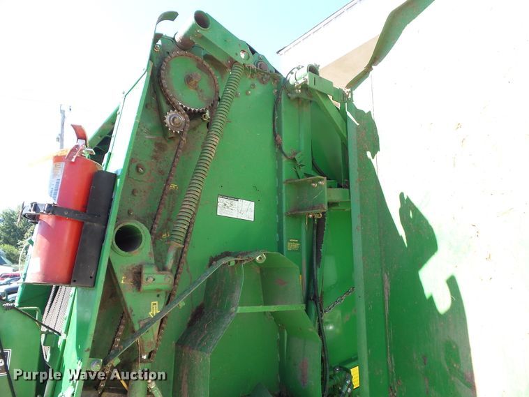 image for item EM9813 1997 John Deere 566 round baler